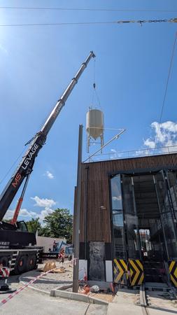 Découvrez en images le grutage d’un silo de sable sur le site de maintenance et de remisage (SMR) !