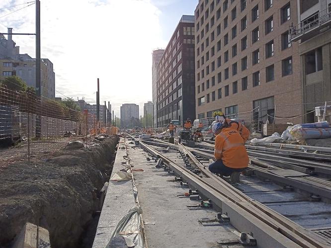 Travaux de pose des rails le long de la ligne © Département de la Seine-Saint-Denis