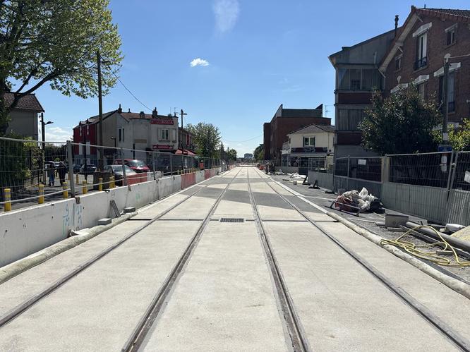 Travaux de pose des rails le long de la ligne © Département de la Seine-Saint-Denis