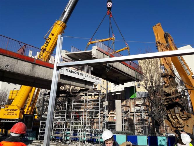 Démolition de la passerelle entre Bobigny 2 et la résidence des Sablon ©Département de la Seine-Saint-Denis