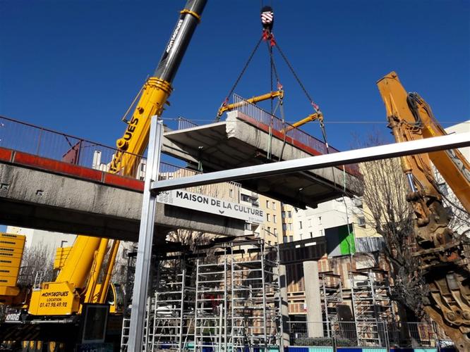 Démolition de la passerelle entre Bobigny 2 et la résidence des Sablon ©Département de la Seine-Saint-Denis
