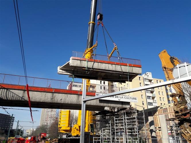 Démolition de la passerelle entre Bobigny 2 et la résidence des Sablon ©Département de la Seine-Saint-Denis
