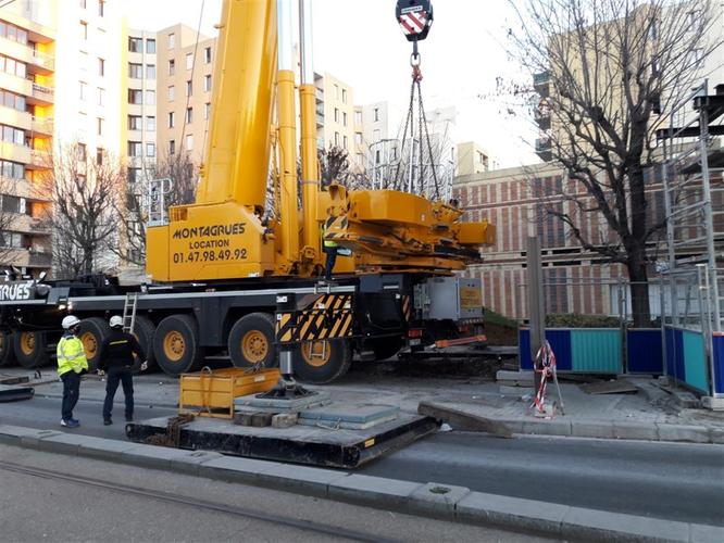 Démolition de la passerelle entre Bobigny 2 et la résidence des Sablon ©Département de la Seine-Saint-Denis