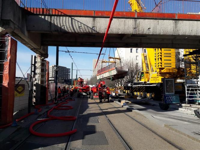 Démolition de la passerelle entre Bobigny 2 et la résidence des Sablon ©Département de la Seine-Saint-Denis