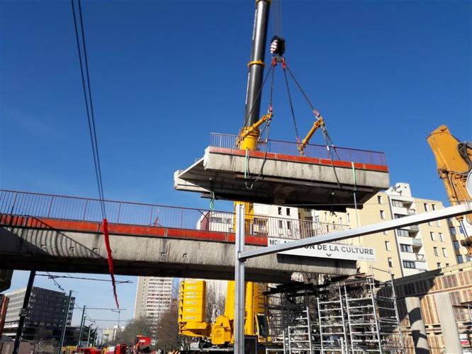 Démolition de la passerelle entre Bobigny 2 et la résidence des Sablon ©Département de la Seine-Saint-Denis