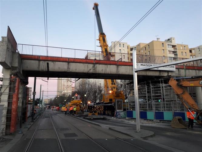 Démolition de la passerelle entre Bobigny 2 et la résidence des Sablon ©Département de la Seine-Saint-Denis
