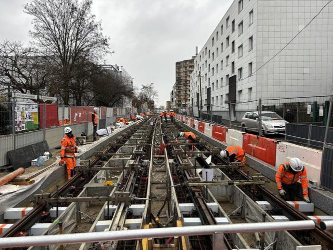 Travaux de pose des rails le long de la ligne © Département de la Seine-Saint-Denis