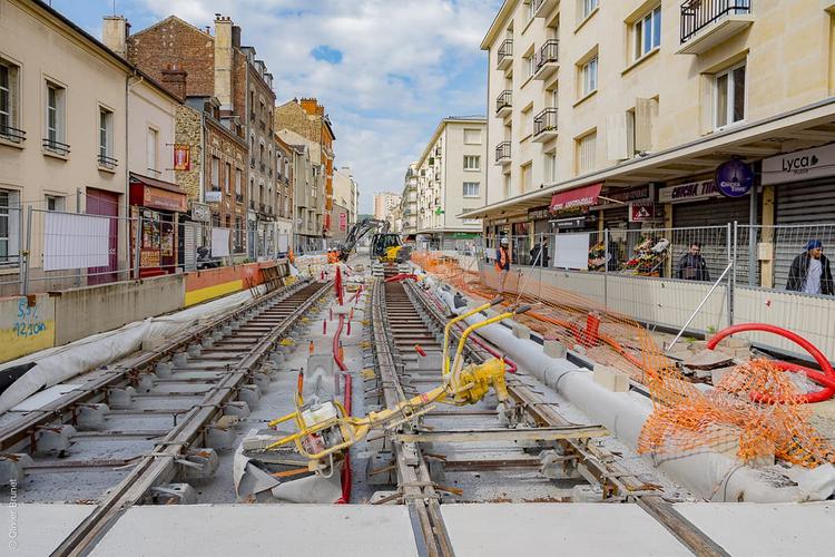 Travaux de pose des rails le long de la ligne © Département de la Seine-Saint-Denis