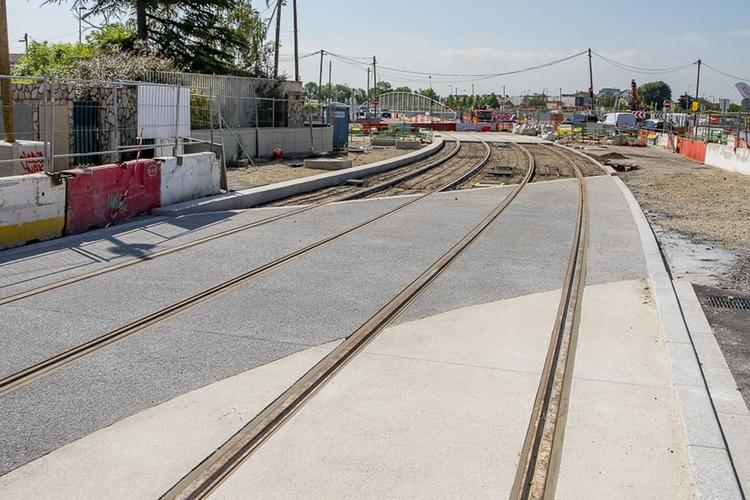 Travaux de pose des rails le long de la ligne © Département de la Seine-Saint-Denis