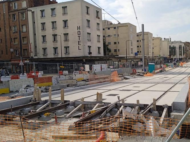 Travaux de pose des rails le long de la ligne © Département de la Seine-Saint-Denis